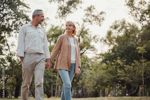 Canvas-taulu Romantic and elderly healthy lifestyle concept