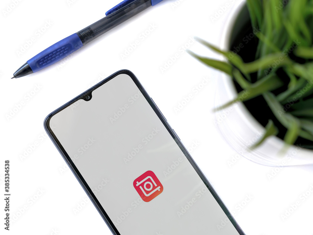 Modern minimalist office workspace with black mobile smartphone with InShot  - Video Editor and Movie Maker app launch screen with logo on a white  background Photos | Adobe Stock