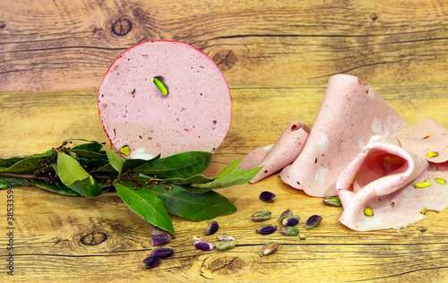 mortadella al pistacchio