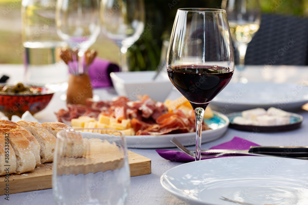 Set up table with red. wine and appetizers Set up table with red. wine and appetizers