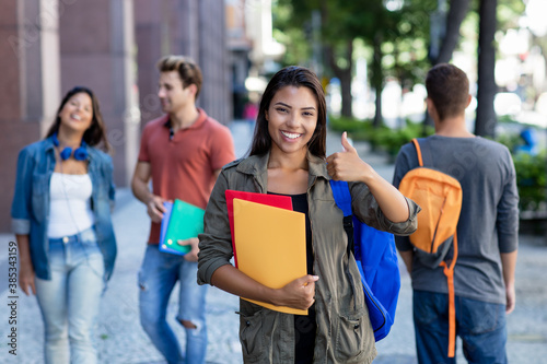 Cuadro en lienzo Motivierte Studentin zeigt Daumen hoch