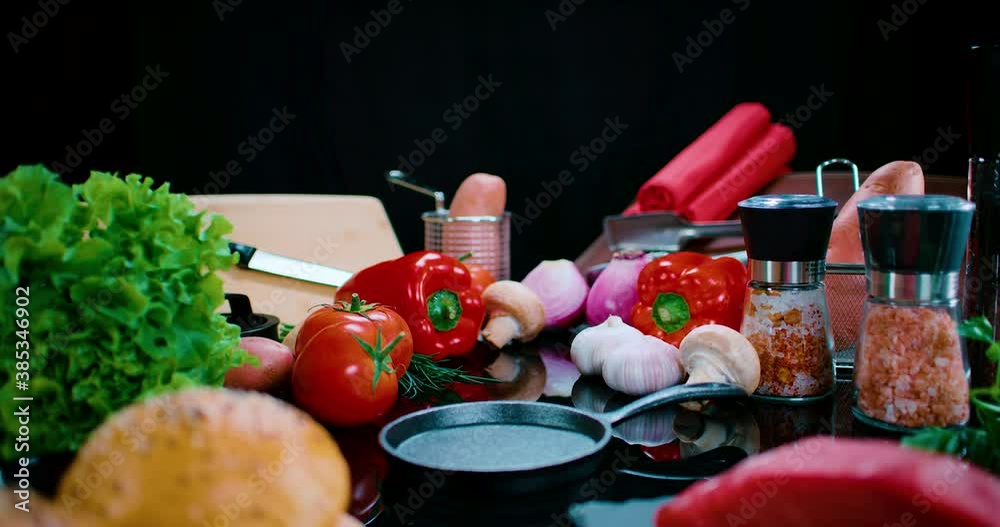 Ingredientes para preparar hamburguesas en mesa. Viaje por ingredientes para preparar hamburguesa. Dolly out. 4K