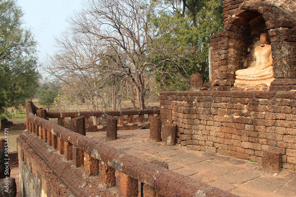Fototapeta premium ruined buddhist temple (wat chang lom) in si satchanalai-chalieng in thailand