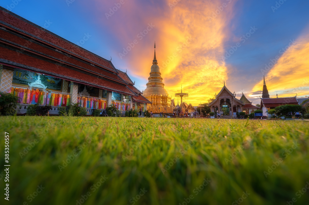 Obraz premium Beautiful Lanna tradinational temple wat Hariphunchai in Lamphun Thailand