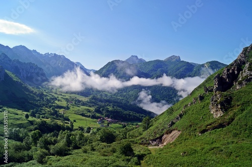 Paisagem de montanhas nos Picos de Europa / Espanha