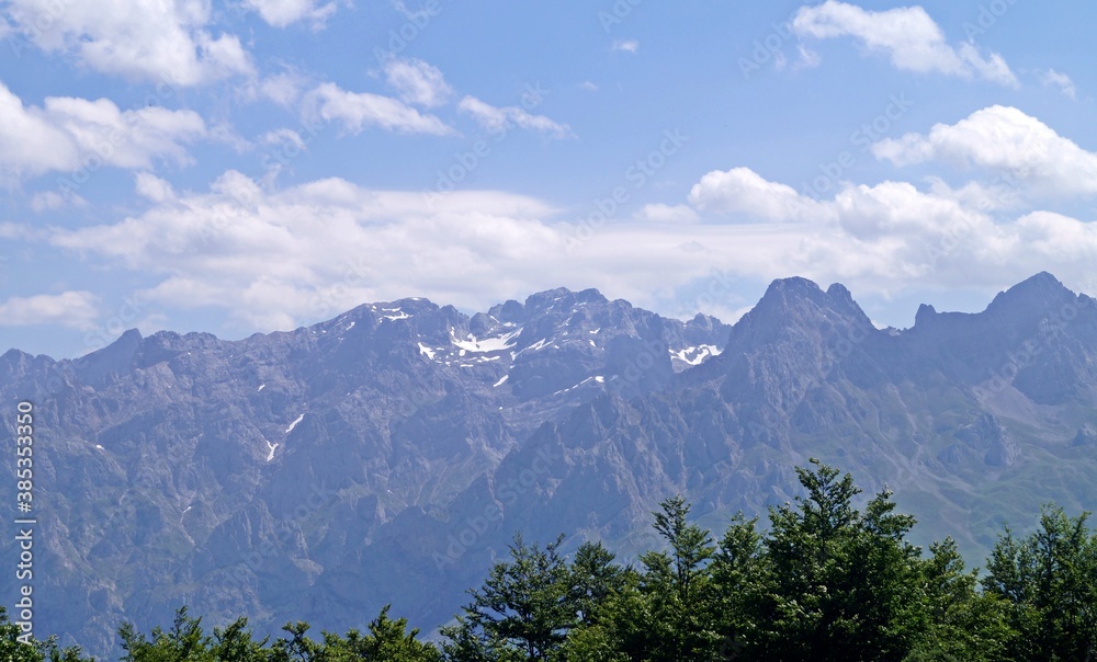 Paisagem de montanhas em Picos de Europa / Espanha