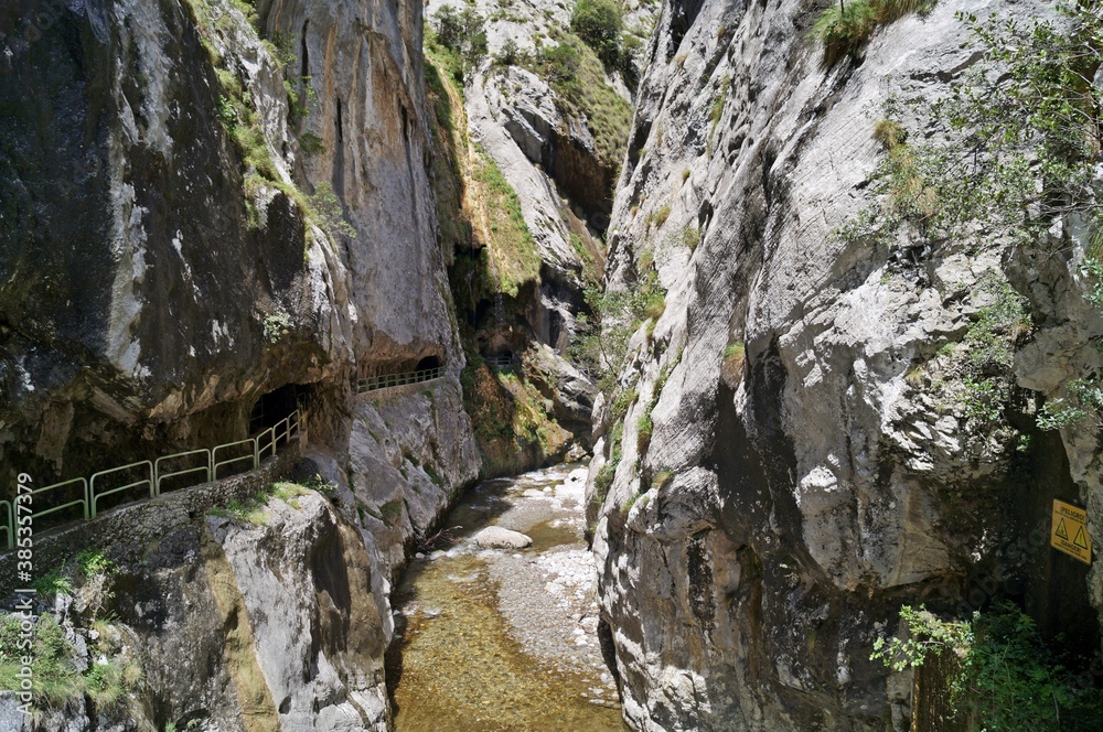 Túneis rochosos na trilha Ruta del Cares / Espanha
