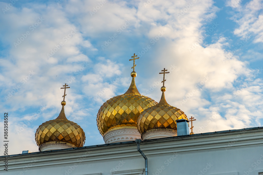 Φωτογραφία Holy Trinity Ipatiev monastery under a thundercloud in the city of Kostroma on the Bank of the Kostroma river