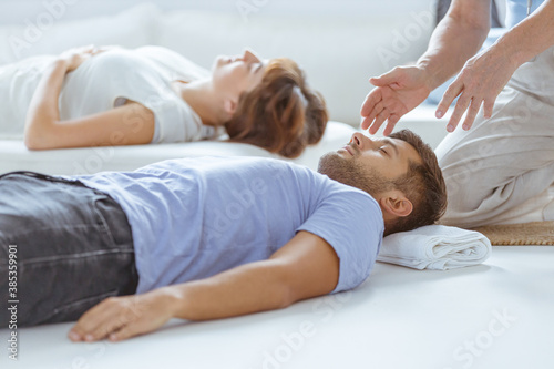 Tableau sur toile Man on bioenergy therapy