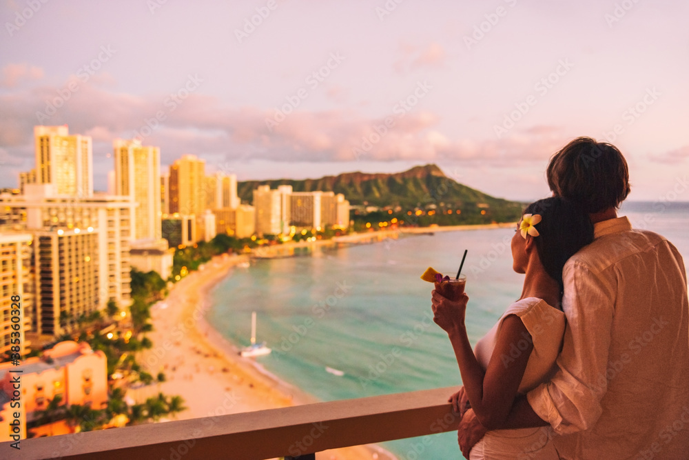 Φωτογραφία Hawaii luau vacation Mai Tai drink cocktail couple tourists at Honolulu hawaiian resort hotel