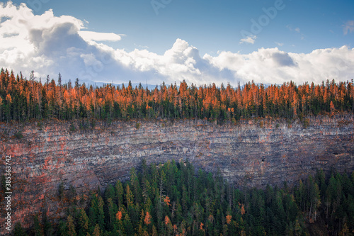 Obraz na płótnie Autumn colors forest along mountain ledge w salonie
