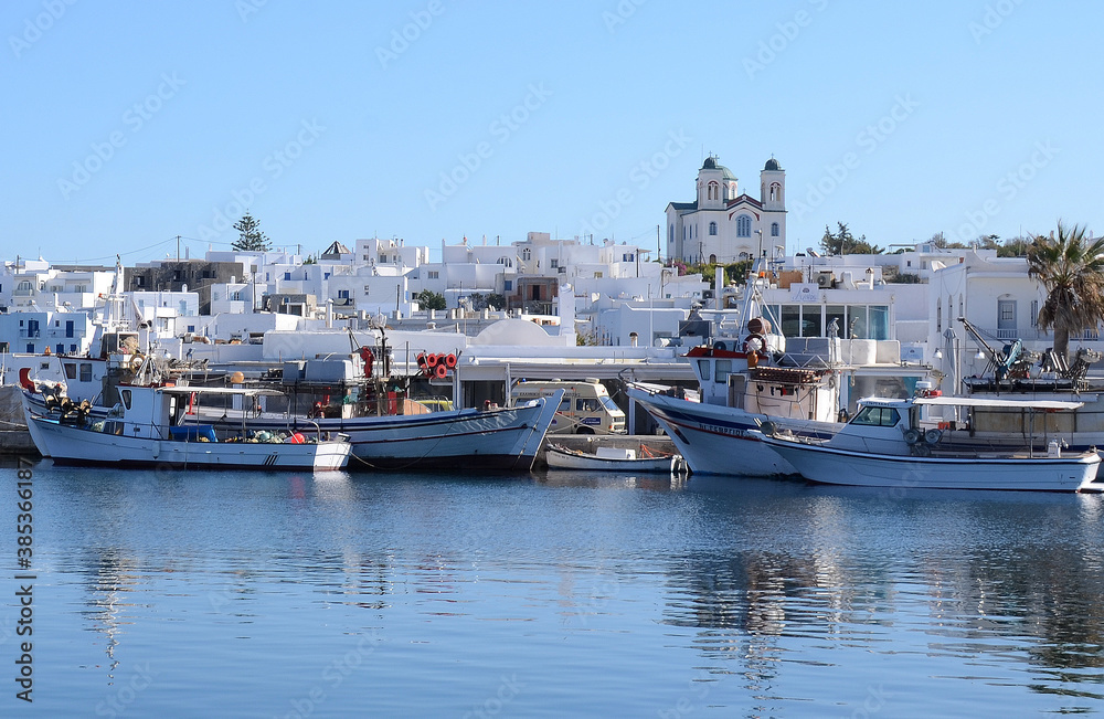 pueblos blancos de las islas ciclades de Grecia , a orillas del mar Mediterraneo