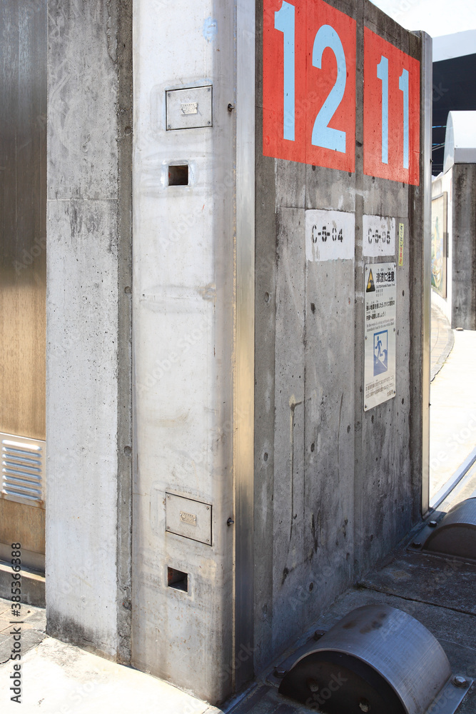 Fototapeta premium 津波防潮壁の扉