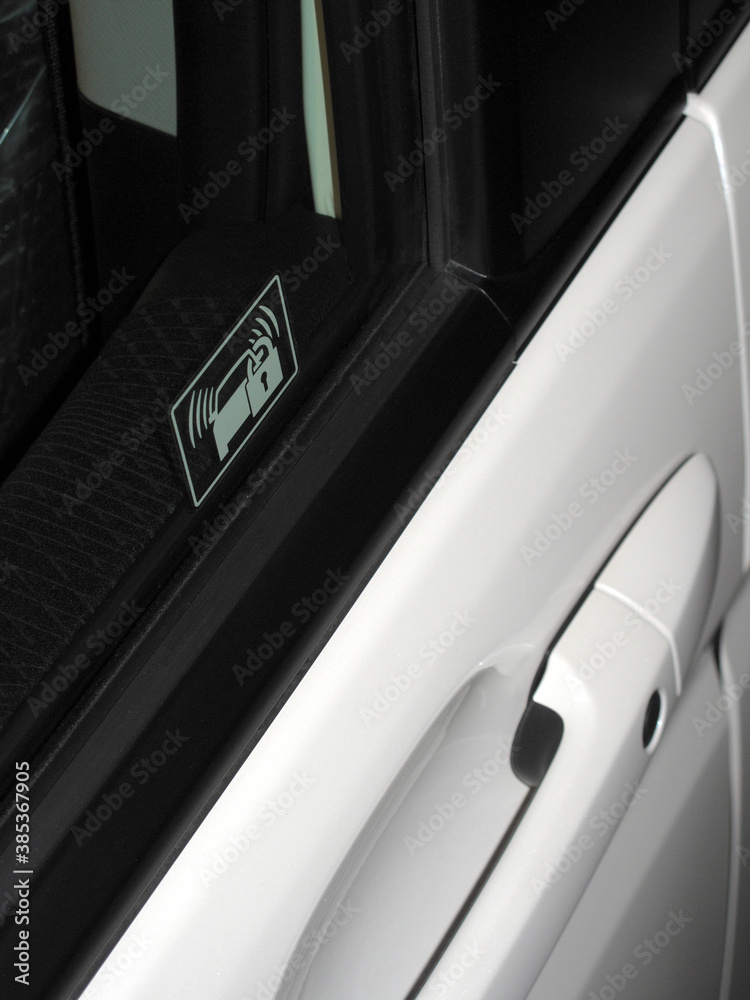 Fototapeta premium 乗用車の窓に貼った防犯ステッカー