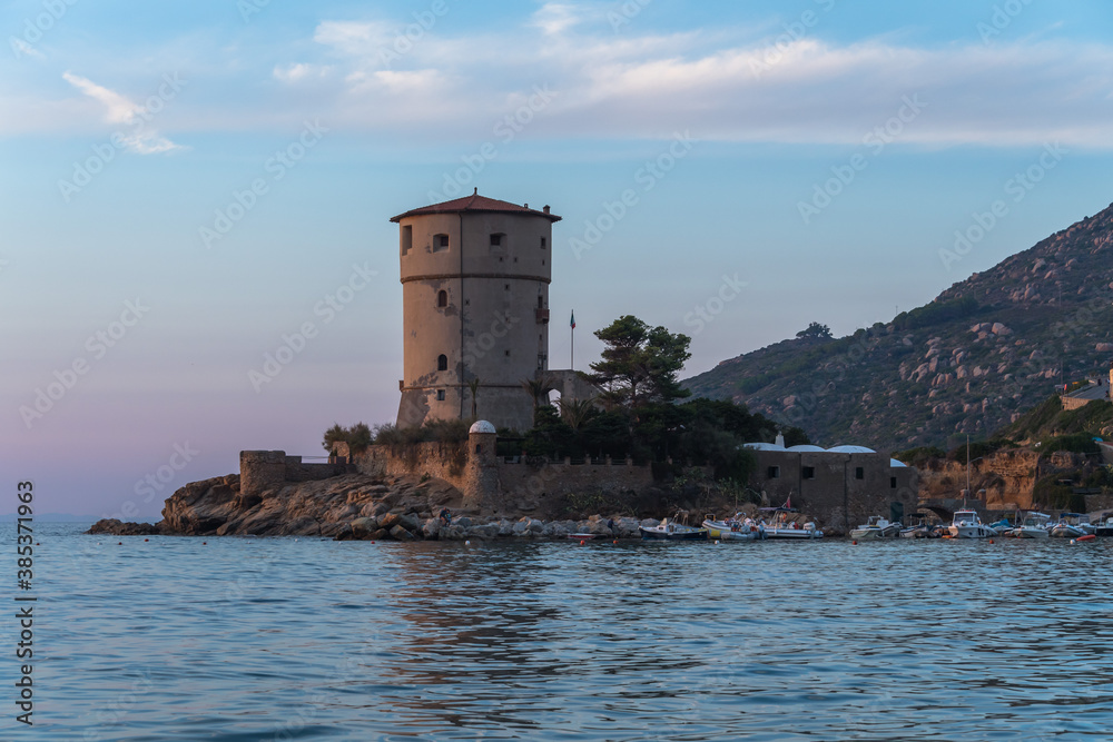 la tour de campese, isola del giglio, italie