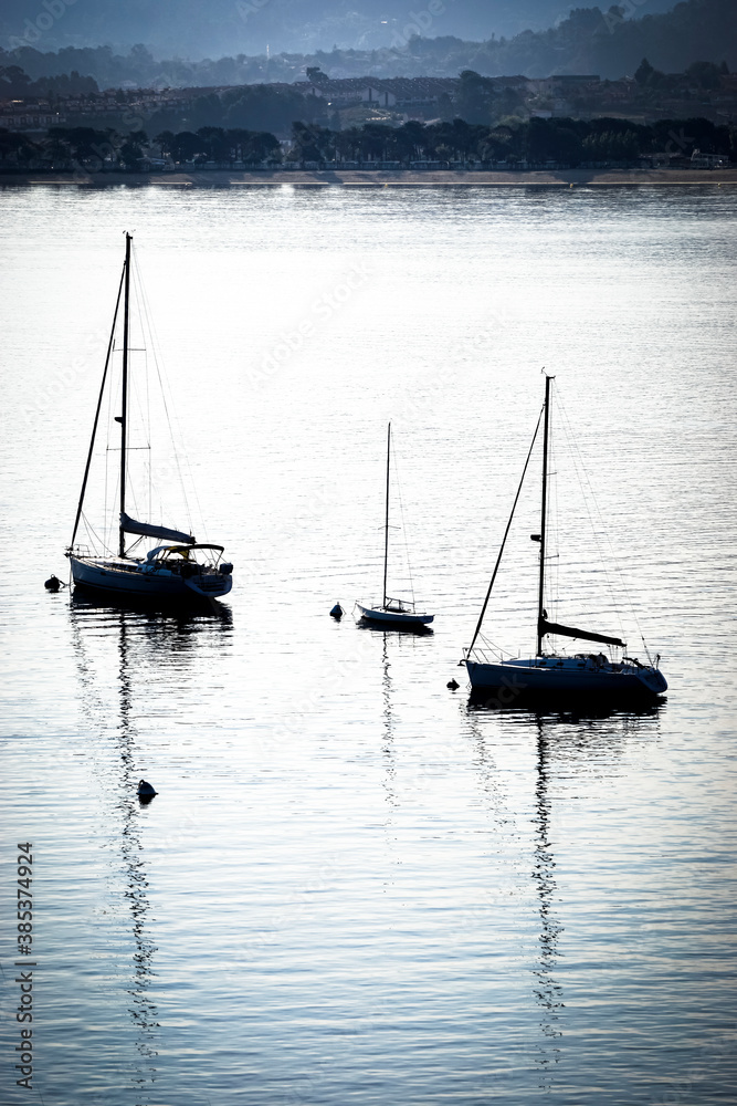 Fototapeta premium Boats anchored in the bay of the city of Baiona
