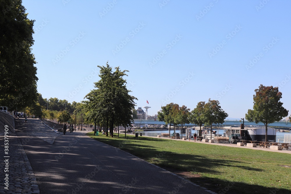 Le quai Victor Augagneur le long du fleuve Rhône à Lyon, rive aménagée en zone piétonne et cycliste sans voiture, ville de Lyon, département du Rhône, France Le quai Victor Augagneur le long du fleuve Rhône à Lyon, rive aménagée en zone piétonne et cycliste sans voiture, ville de Lyon, département du Rhône, France