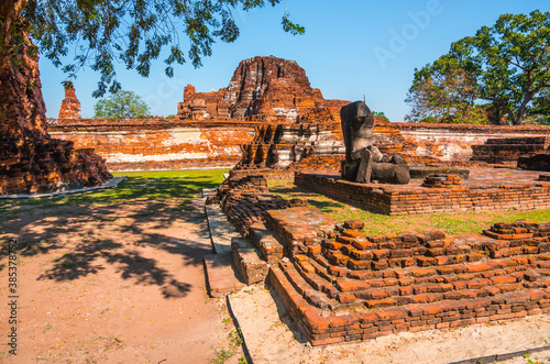 Obraz na płótnie Ayutthaya Historical Park on a Sunny Day in Ayutthaya Province, Thailand. Architecture of Old Thai Capital City. w salonie