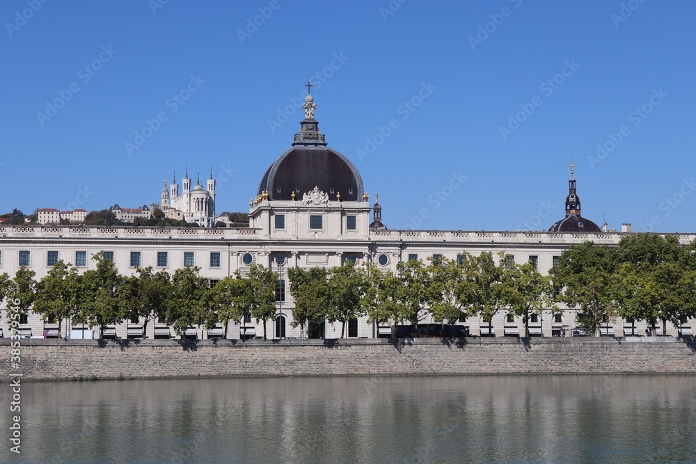 Fototapeta premium Vue de l'Hôtel Dieu, ancien hôpital de Lyon et sur les quais du fleuve Rhône, ville de Lyon, département du Rhône, France