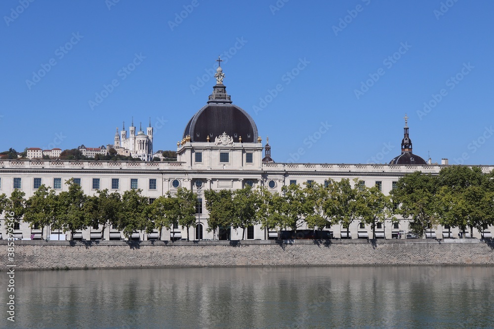 Vue de l'Hôtel Dieu, ancien hôpital de Lyon et sur les quais du fleuve Rhône, ville de Lyon, département du Rhône, France