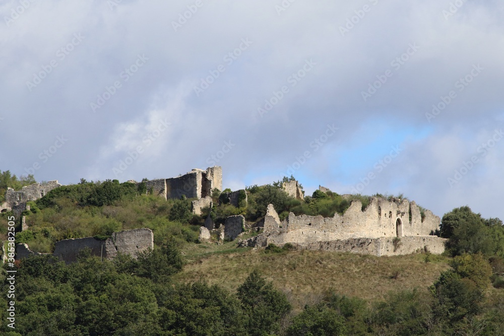 Vue d'ensemble de l'ancien village médiéval de Allan dans la Drôme provençale, ville de Allan, département de la Drôme, France Vue d'ensemble de l'ancien village médiéval de Allan dans la Drôme provençale, ville de Allan, département de la Drôme, France
