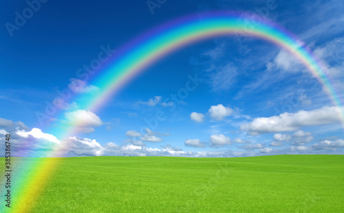 緑の草原と雲と虹