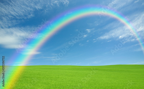 緑の草原と雲と虹