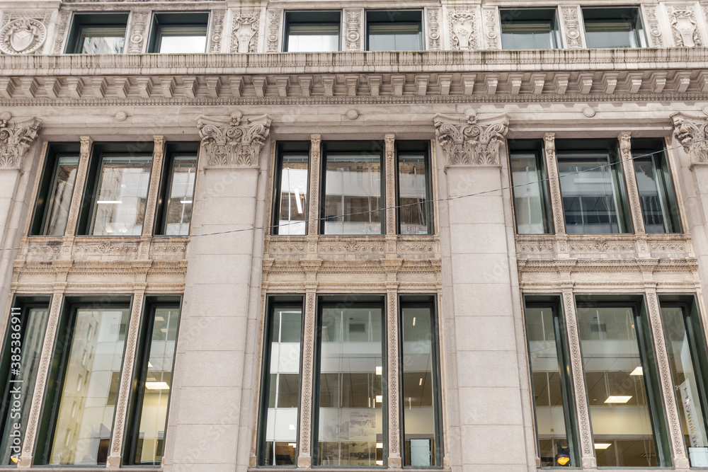 Fototapeta premium Classic vintage building in downtown Chicago with corbels