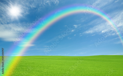緑の草原と雲と虹と太陽 © Paylessimages