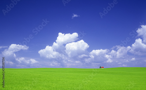 草原の赤い屋根の家と雲