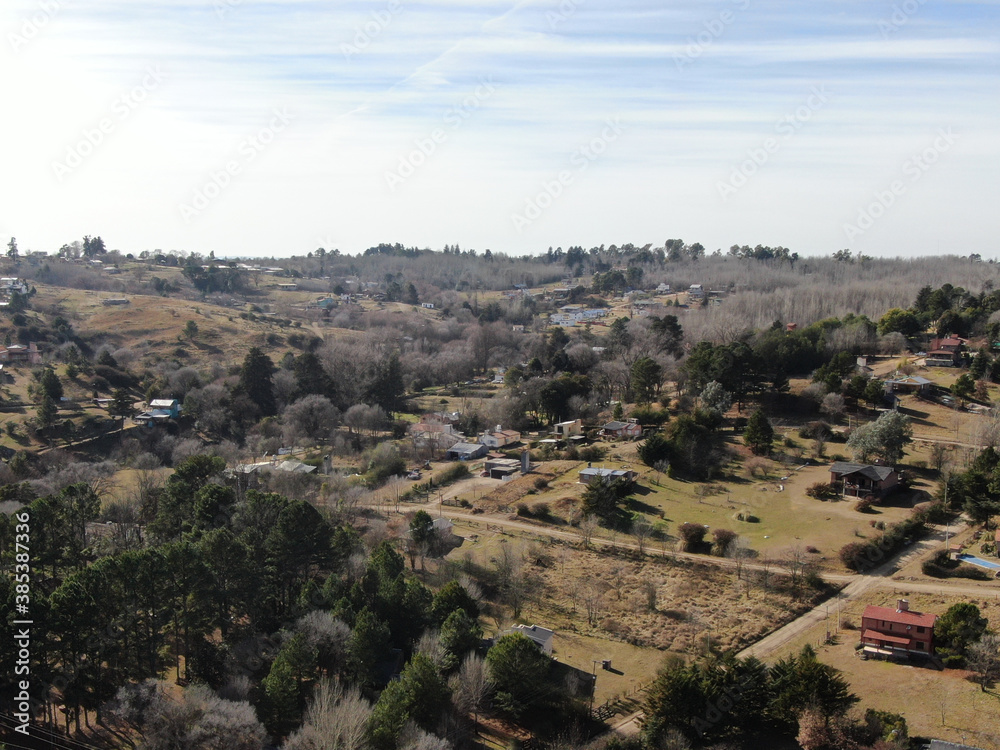 Vista aérea panorámica desde un dron de una pequeña villa en un valle.