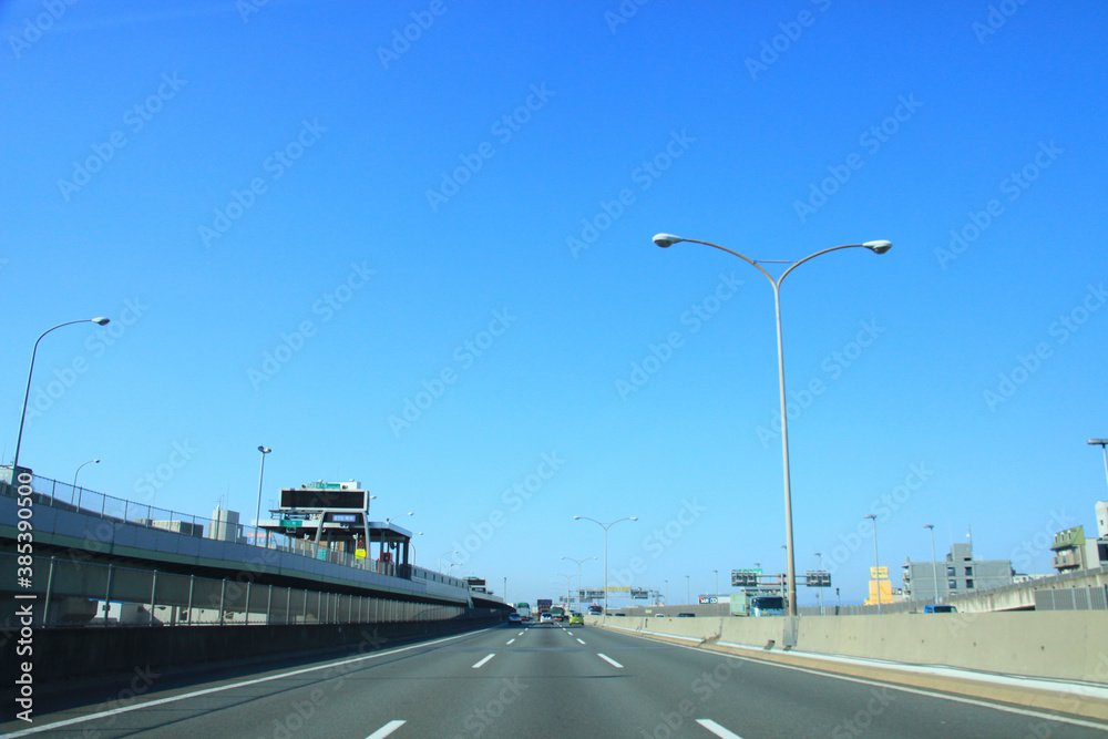 高速道路と青空