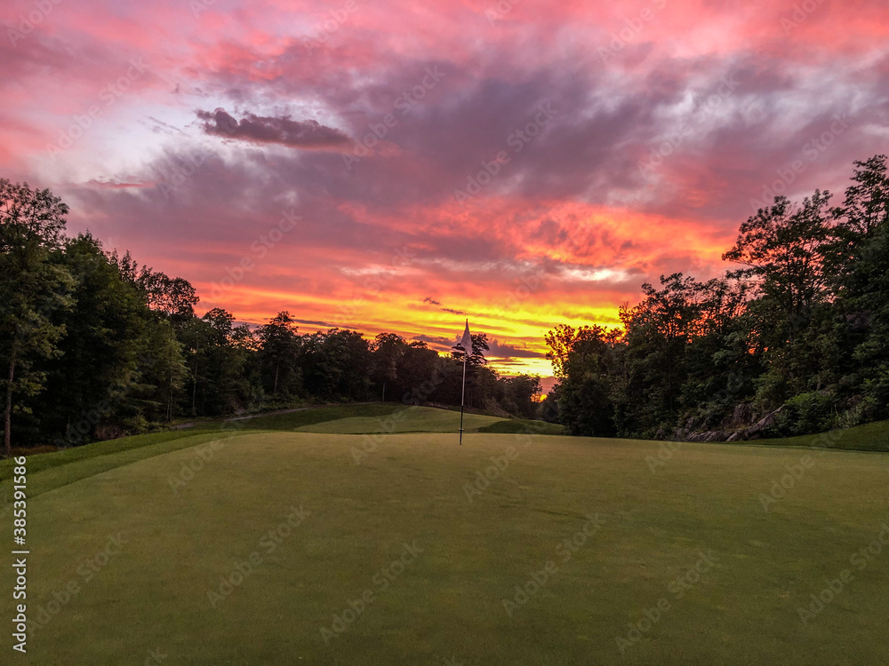 Obraz premium golf course at sunset