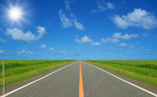 草原の直線道路と雲と太陽 © Paylessimages