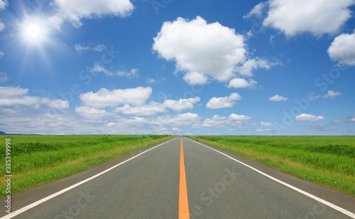 草原の直線道路と雲と太陽 © Paylessimages
