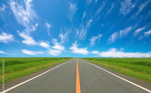 草原の直線道路と雲 © Paylessimages