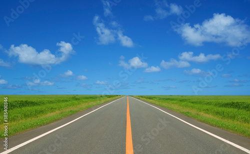 草原の直線道路と雲 © Paylessimages