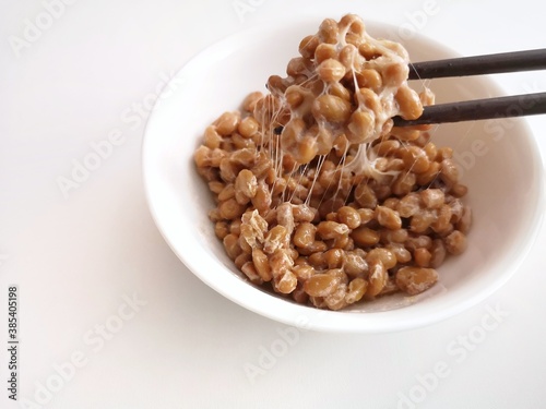 お箸で持ち上げた納豆