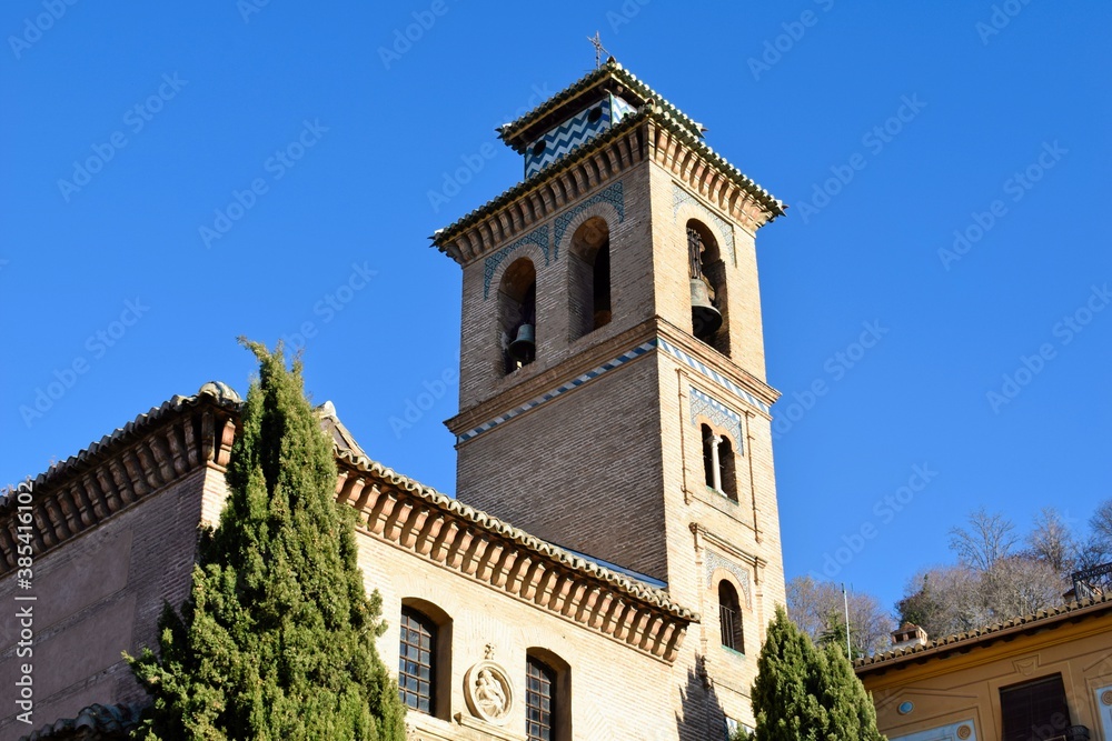 campanario de una iglesia de Granada con características árabes