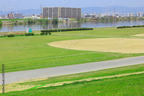 淀川の河川敷公園の野球場 © Paylessimages