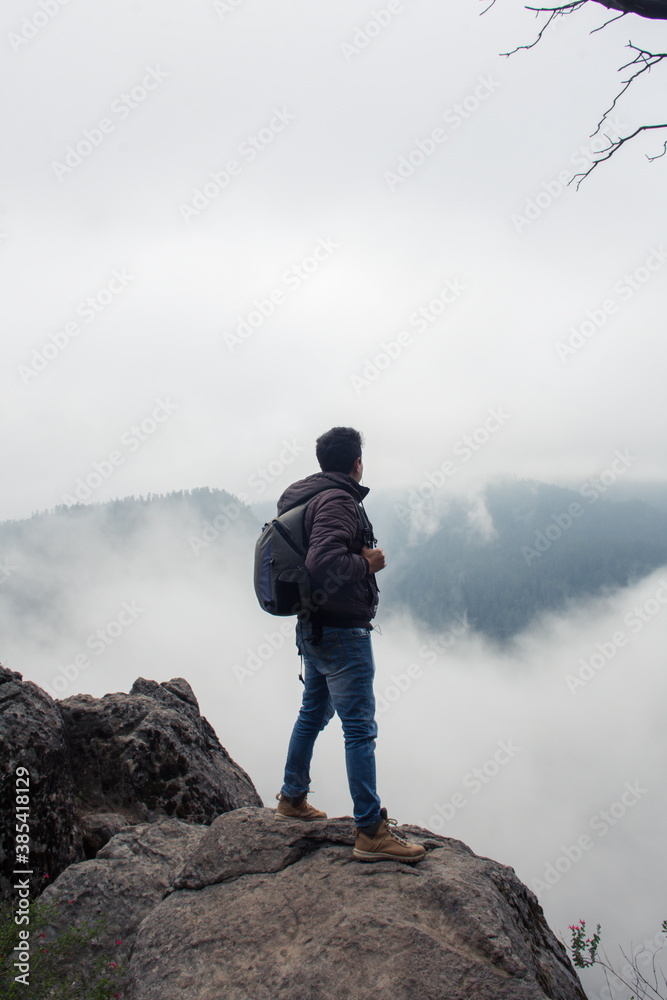 Hombre de pie  observando la neblina