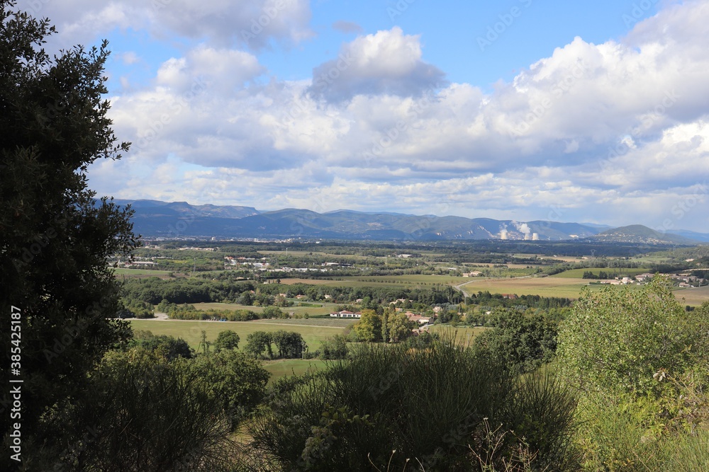 Vue sur la plaine de Montélimar depuis le vieux village de Allan dans la Drôme provençale, ville de Allan, département de la Drôme, France