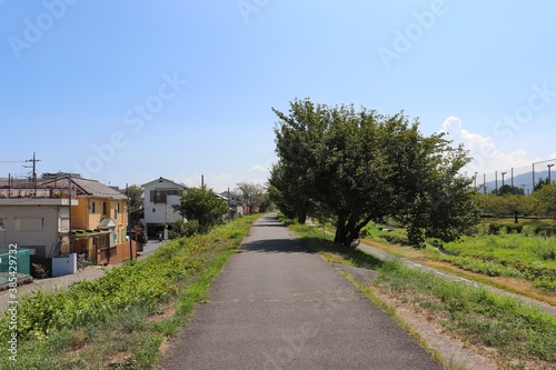 南浅川の土手道（東京都八王子市） © sirius