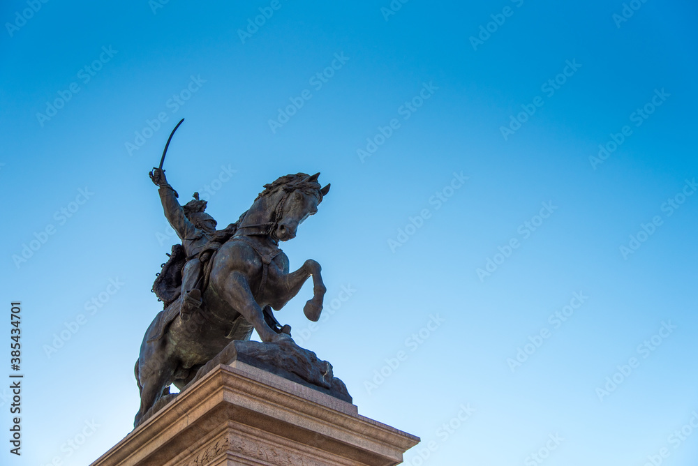 Obraz premium Statue and blue sky
