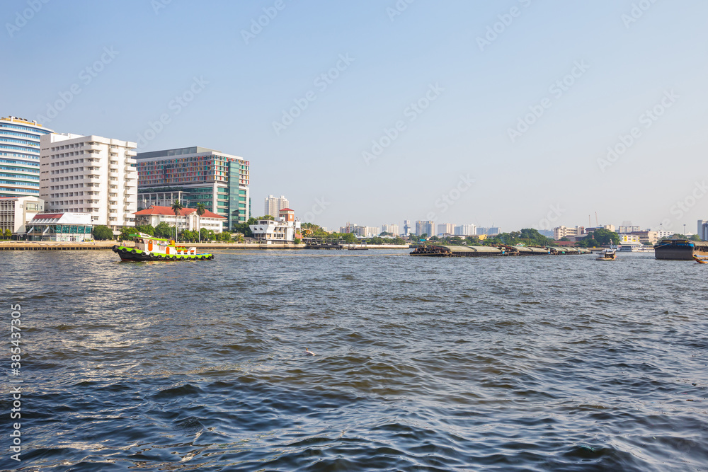Obraz premium Cargo ship in the Chao Phraya river in Bangkok, Thailand