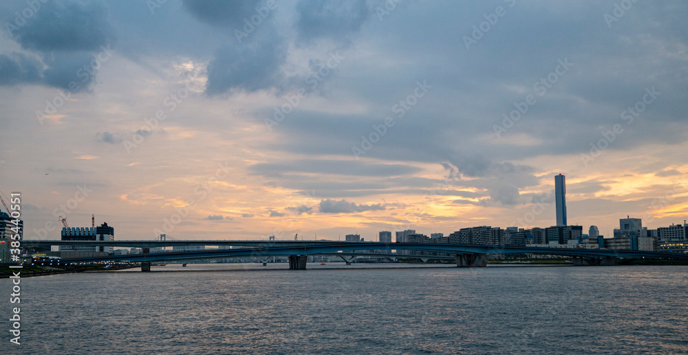 夕焼け・橋・都市景観