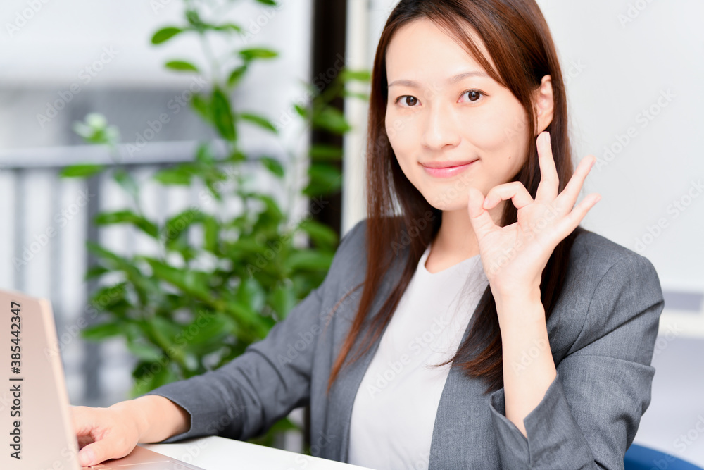 オッケーを伝える女性