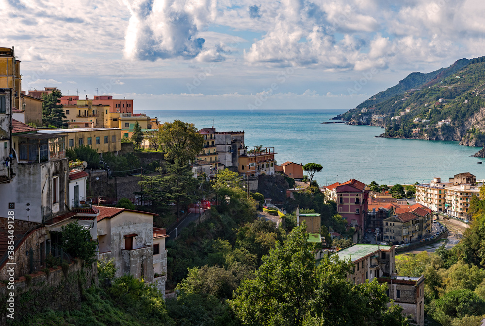 Blick auf die Amalfiküste und Vietri Sul Mare in Kampanien in Italien