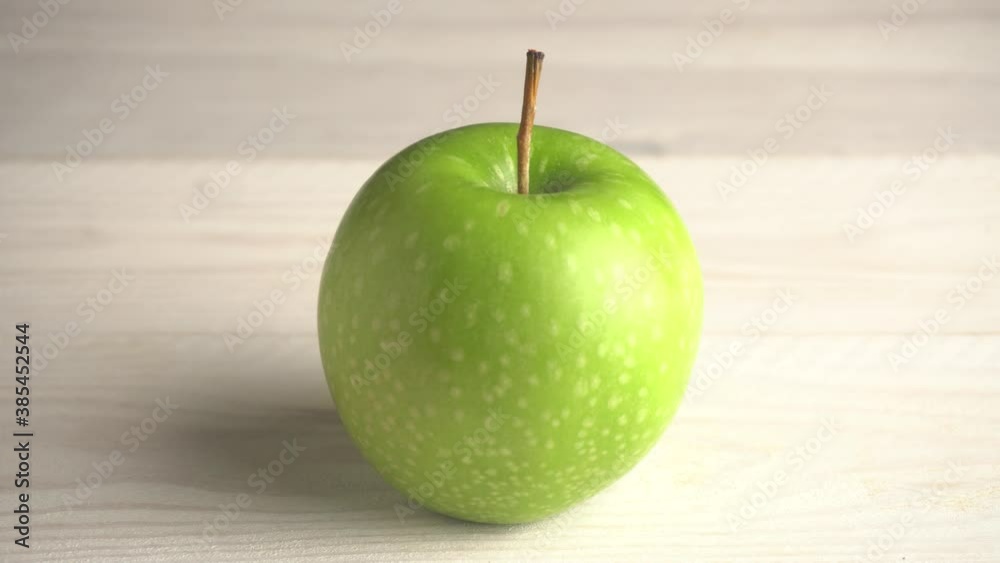 Manzana verde en la mesa