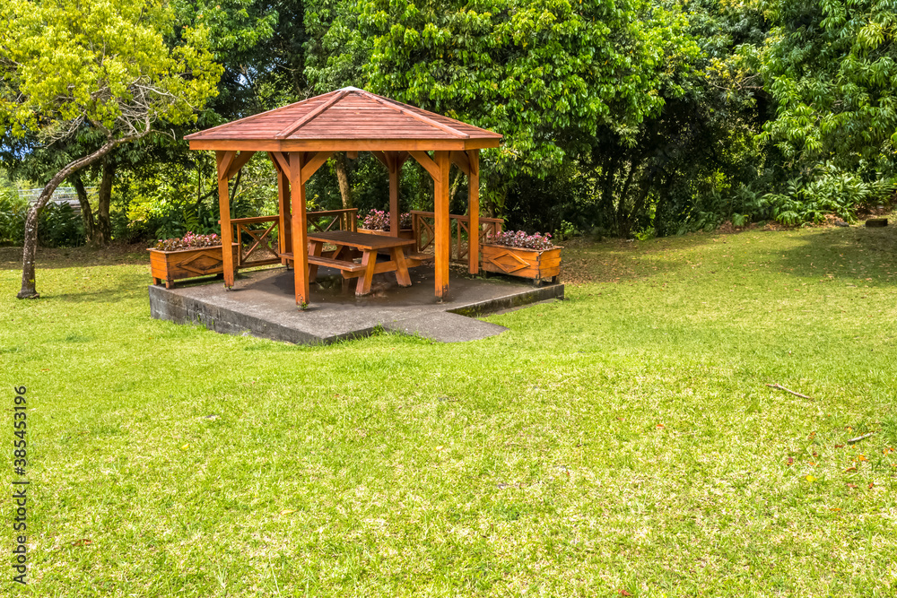 Kiosque public pour le pique-nique à Bois-Blanc, île de la Réunion Kiosque public pour le pique-nique à Bois-Blanc, île de la Réunion